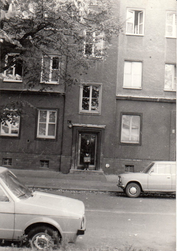 Peter Töpfer, 1978, Theaterstück, Brecht in Augsburg, Goethe, Werther, Form, Schauspiel, Dramatik, Malewitsch, Form ist Wollust, Ernst Stadler, Ulrich Plenzdorf, Die neuen Leiden des jungen W., Peter Hacks, Ein Gespräch im Hause Stein über den abwesenden Herrn von Goethe, Jean Anouilh, Sartre, Ionesco, absurdes Theater, Stück im Stück, Philipp Stölzl, Peter Weiss, Die Verfolgung und Ermordung Jean Paul Marats dargestellt durch die Schauspielgruppe des Hospizes zu Charenton unter Anleitung des Herrn de Sade, Berliner Ensemble, Hanns Anselm Perten, Marat/Sade, Der Boxer, Jurek Becker, Hermann Hesse, Steppenwolf, Traktat vom Steppenwolf, Formalismus, Text, Obsession, Inhalt, Kunst, Psychologie, Exzeß, Max Stirner, Bernd A. Laska, LSR-Projekt, Meyerhold, Alexander Dymschitz, Bilder in Bildern, Bild im Bild, l'art pour l’art, Schwarzes Quadrat, Ummagumma, Pink Floyd, formaler Trick, Bild-im-Bilde-Technik, Portrait of the Artist as a Young Man, James Joyce, intellektuell, philosophisch, künstlerisch, Inhaltslosigkeit, Leere, Nichts, Vincent Reynouard, multidimensional, Video, Depression, Wahrheit, Eigner, Prosastück, Bilder einer Ausstellung, Modest Mussorgski,